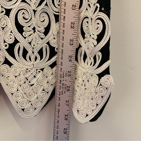 Juliette black and white embroidered sequined dressy tank top. Size M - Picture 7 of 9